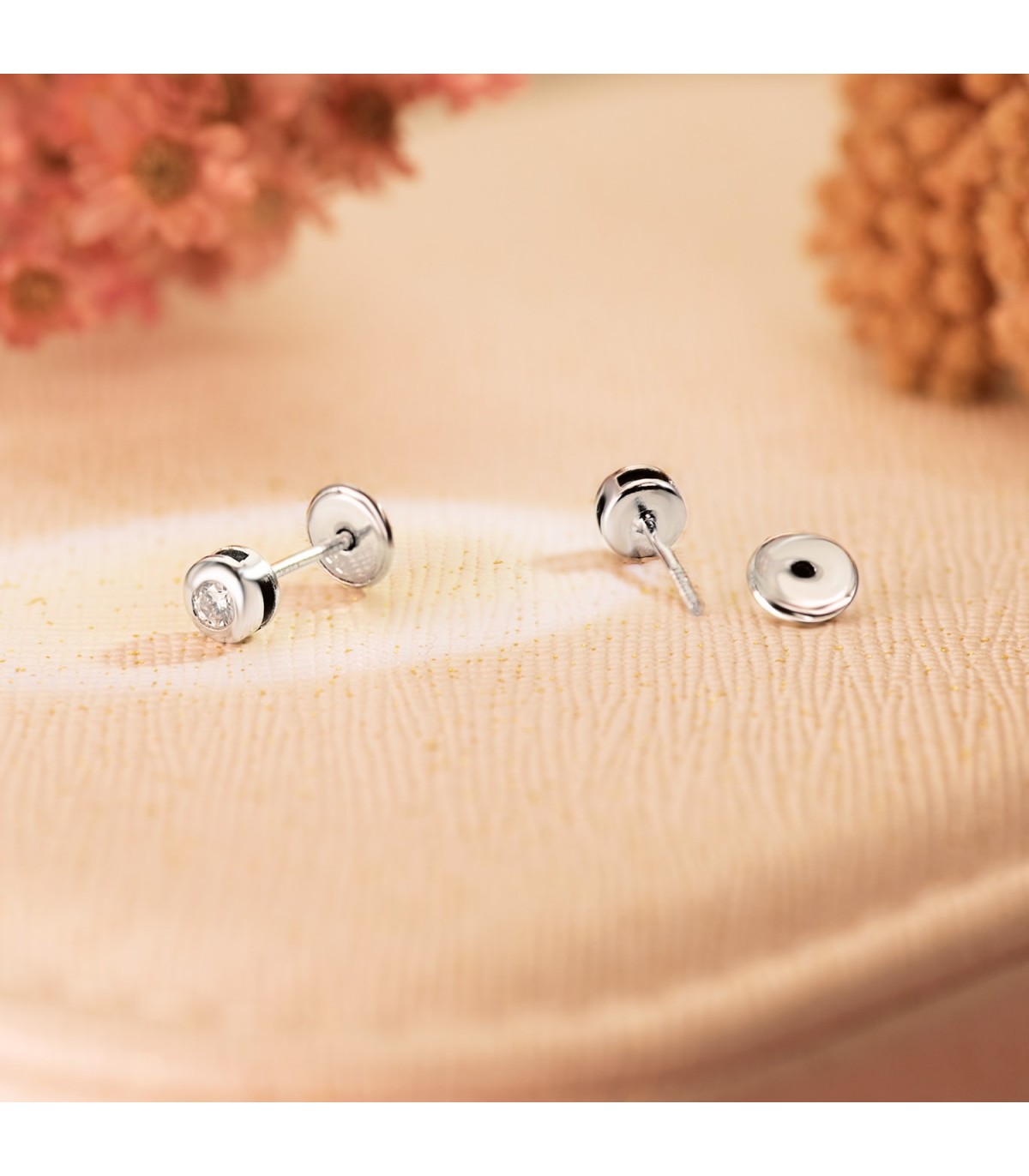 Pendientes chatones en oro blanco 18 Kilates, modelo Mercedes 4 mm, cierre de rosca