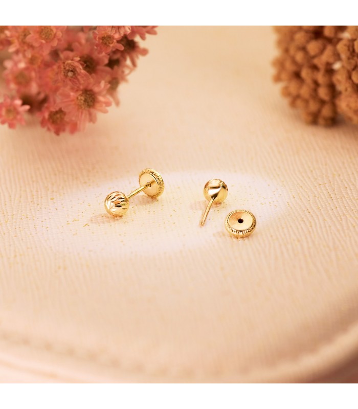 Boucle d'oreille boule enfant or 18k Annunziata, sphère 4 mm, fermoir à vis.