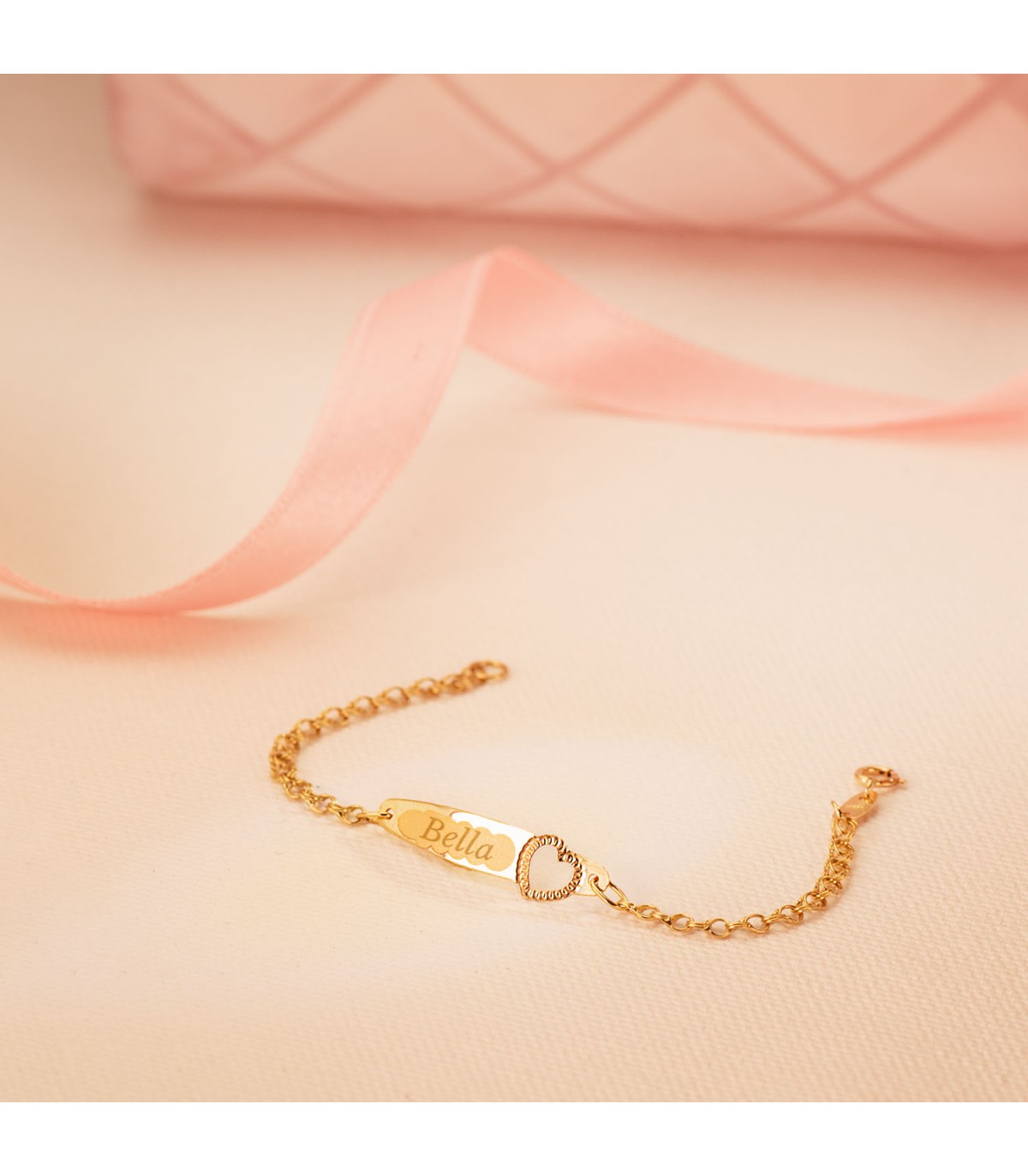 Pulseras personalizadas para bebé. Esclava con corazón y placa para grabar el nombre.