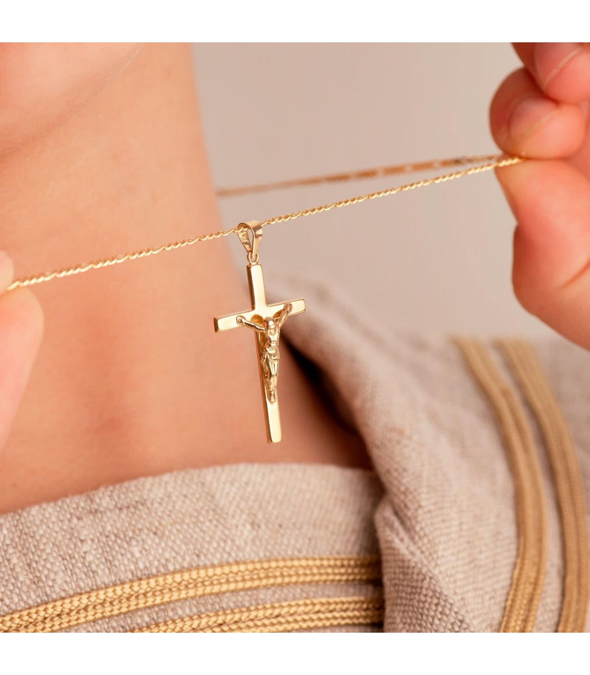 Croce con Cristo rettangolare e piatta oro giallo 18 kt 29 mm - Gioielli online