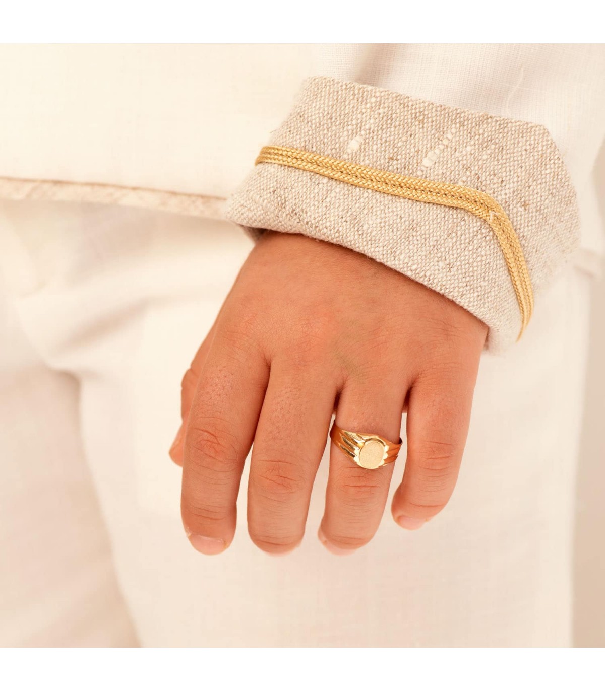 Enfant avec bague chevalière or jaune - bague personnalisable, gravure des initiales