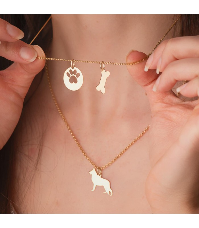 Collana da donna con ciondoli a forma di cane da razza pastore tedesco e osso.