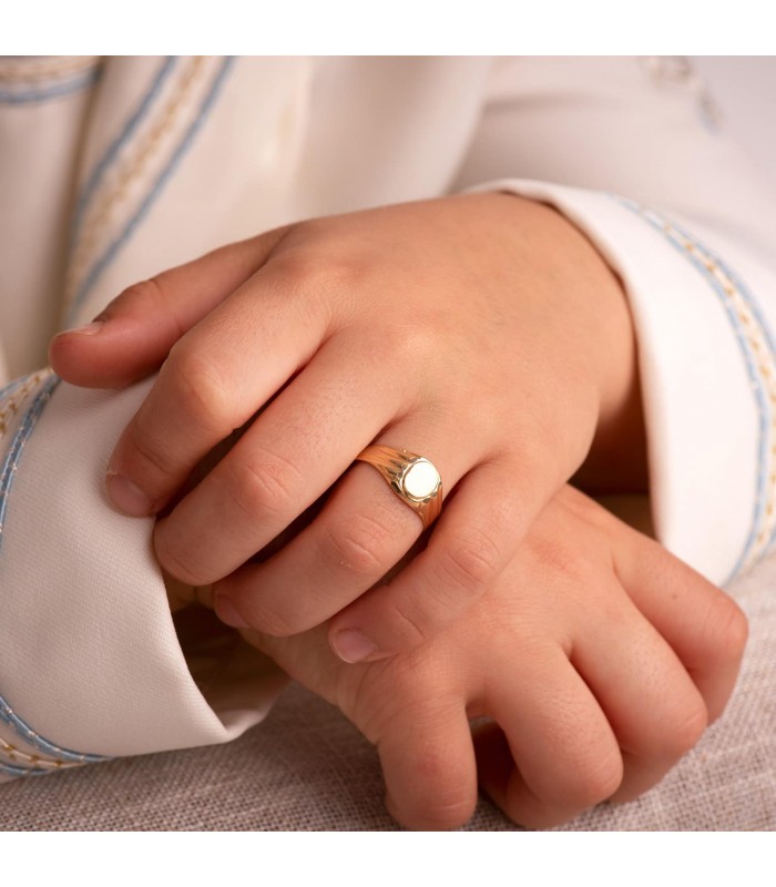 Enfant avec bague chevalière or jaune - bague personnalisable avec initiales