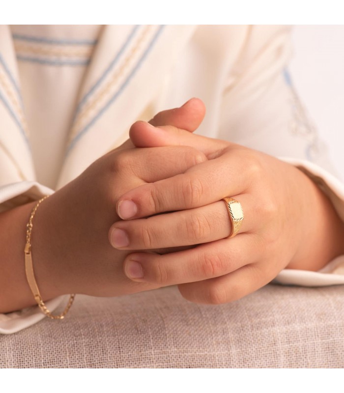 Enfant avec bague chevalière massive - Gravure des initiales