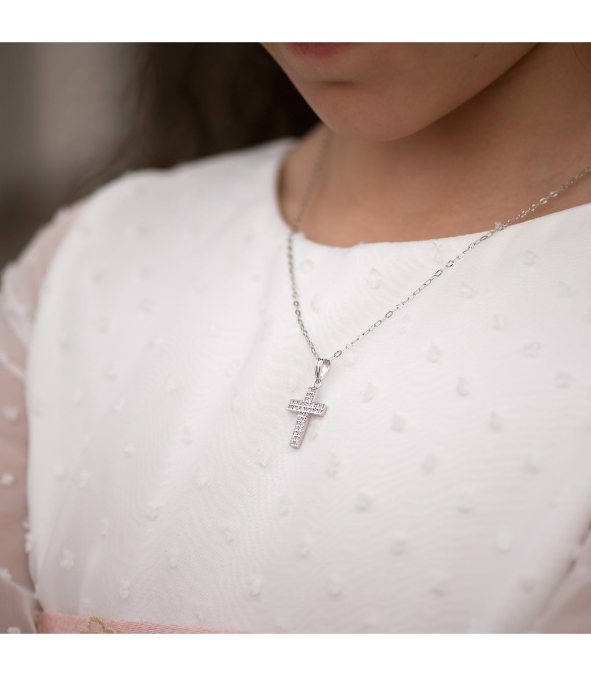 Pendentif croix communion avec oxydes de zirconium, or blanc 18 K 20 mm.