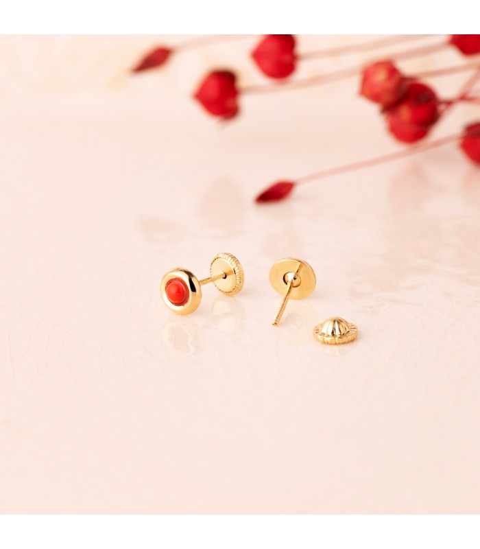 Clous d'oreilles corail Magalí 5mm or 18K