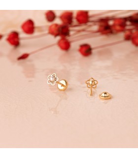 Pendientes oro amarillo Tatiana 18 Ktes, flor con perla y cierre de rosca.