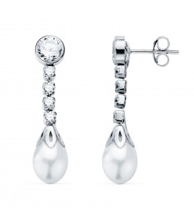 Pendientes de novia en oro blanco con perlas. Pendientes largos, chatón, elegantes. Joyería online Alda.
