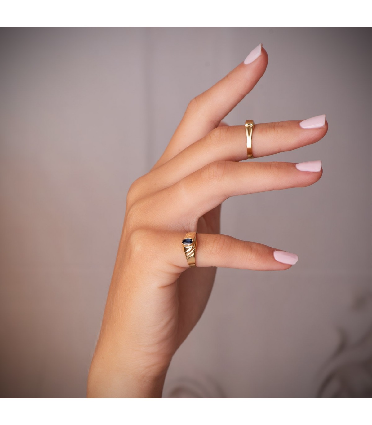 Sello Nagare oro 18K piedra azul. Sellos para bebé y anillos para el dedo meñique de mujer.