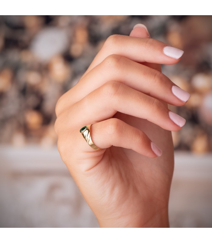 Anillo meñique mujer 18 kilates, sello de oro con piedra verde Nagare