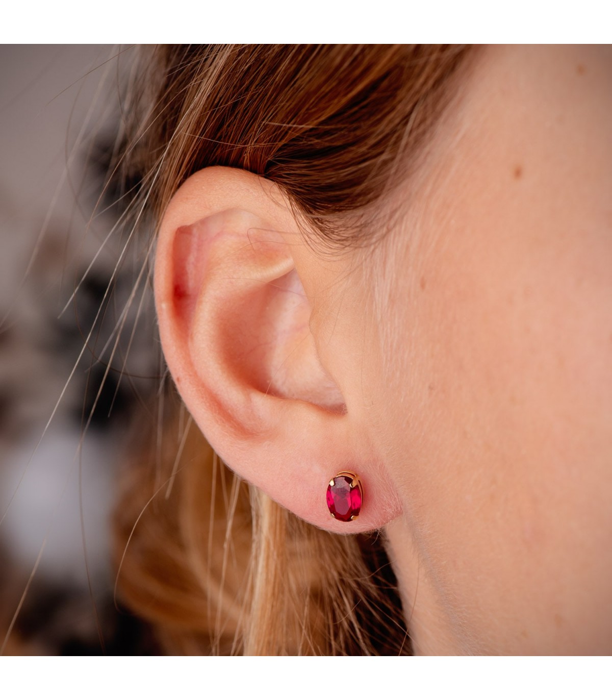Orecchini punto luce Ovale con zircone rosso, orecchini a lobo oro giallo 18 kt, da donna.