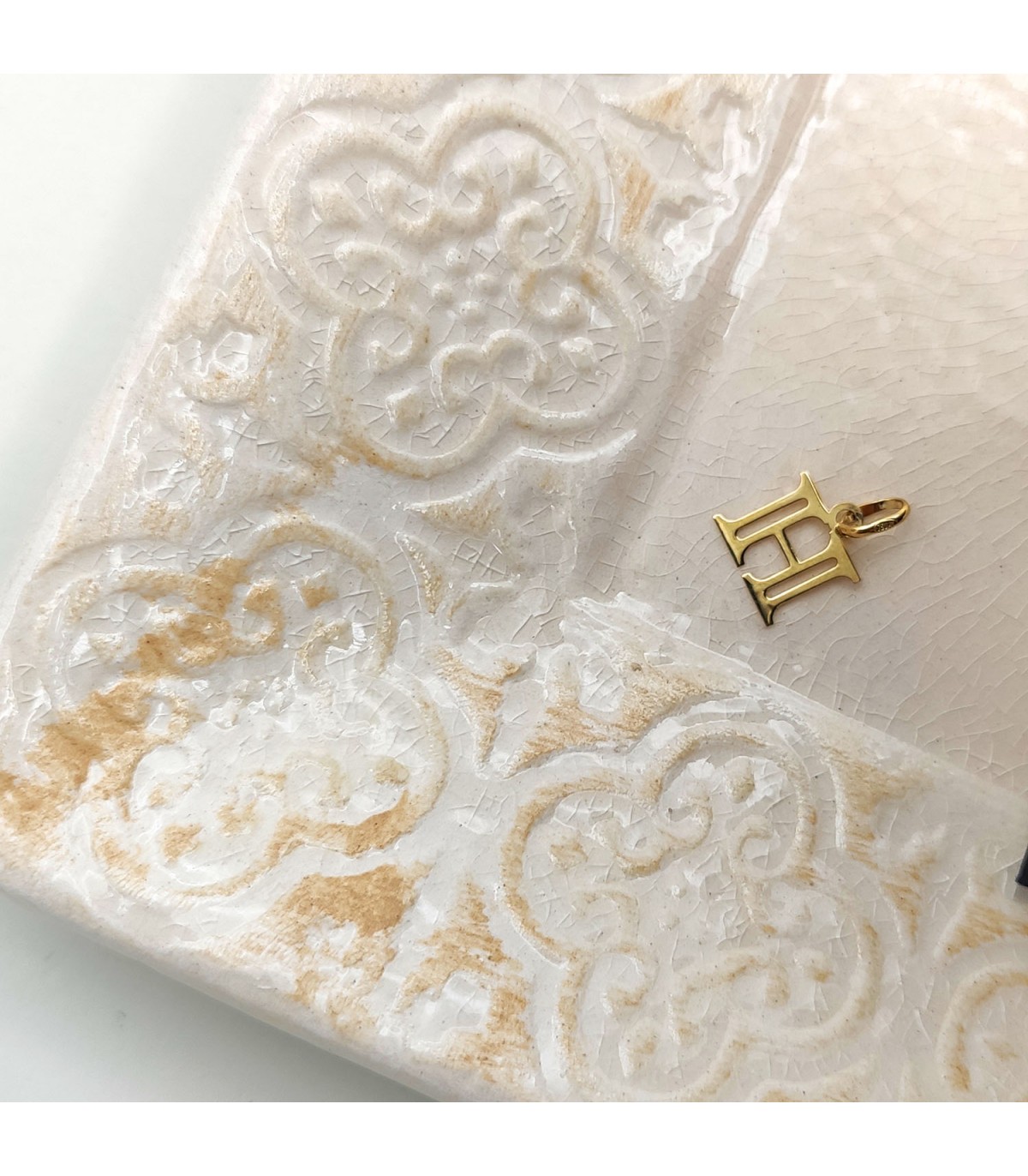 Colgante inicial de oro 18 kilates H, joyas personalizadas.