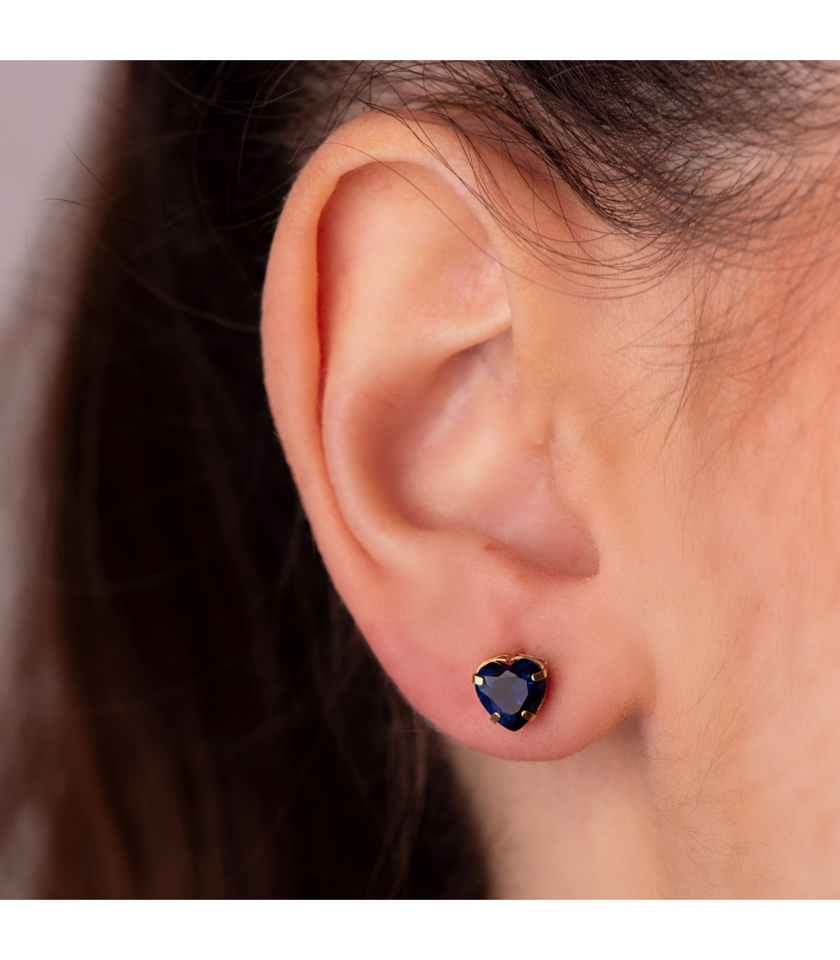 Goldohrringe aus 750er Gelbgold mit blauer Zirkonia | Ohrstecker Herz 6 mm, elegante Ohrringe für Damen