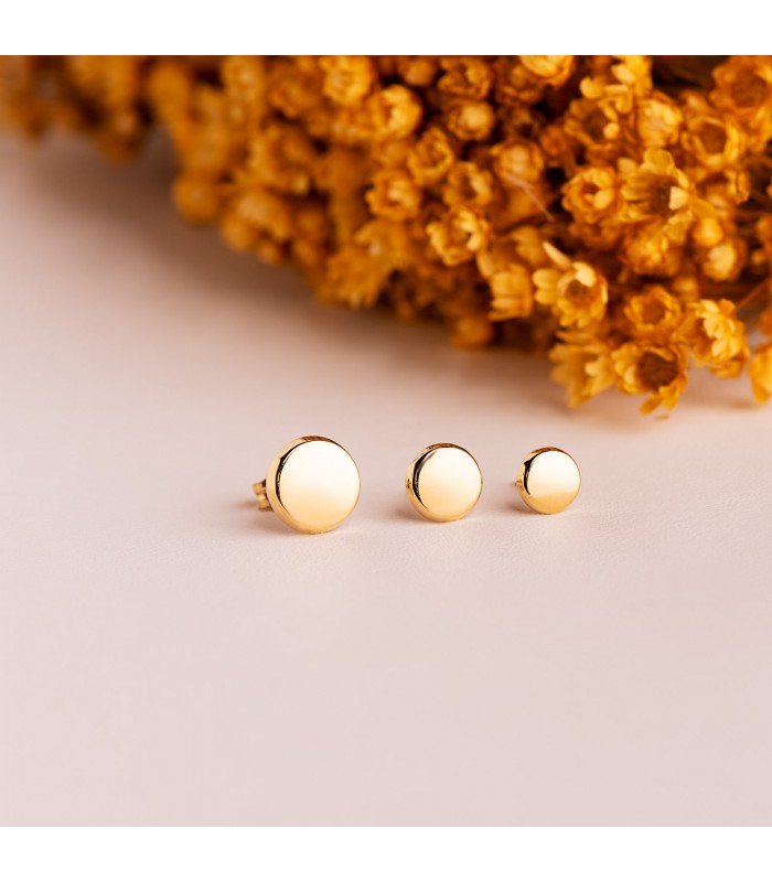 Pendientes redondos Oro 18 kilates 5,5 mm. Pendientes atemporales y clásicos de niña para llevar a diario.