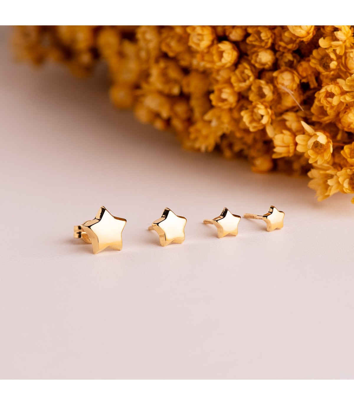 Pendientes Estrella Lisos Oro 18 K 6,5 mm. Pendientes atemporales y clásicos de niña para llevar a diario.
