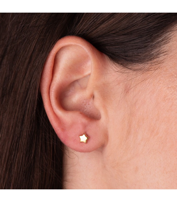 Pendientes Estrella Lisos Oro 18 K 5,5 mm. Pendientes atemporales y clásicos de niña para llevar a diario.