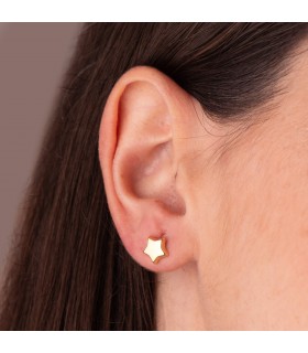 Pendientes Estrella Lisos Oro 18 K 8 mm. Pendientes atemporales y clásicos de mujer para llevar a diario.