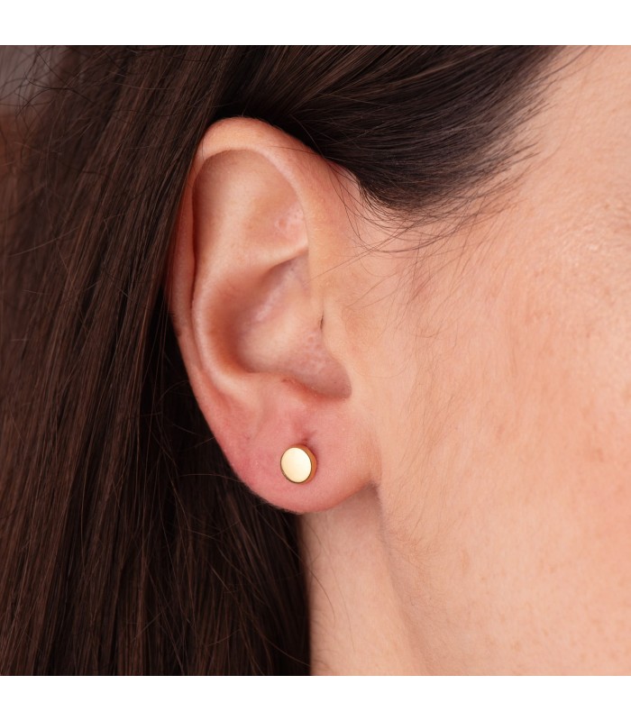 Pendientes redondos Oro 18 kilates 5,5 mm. Pendientes atemporales y clásicos de niña para llevar a diario.