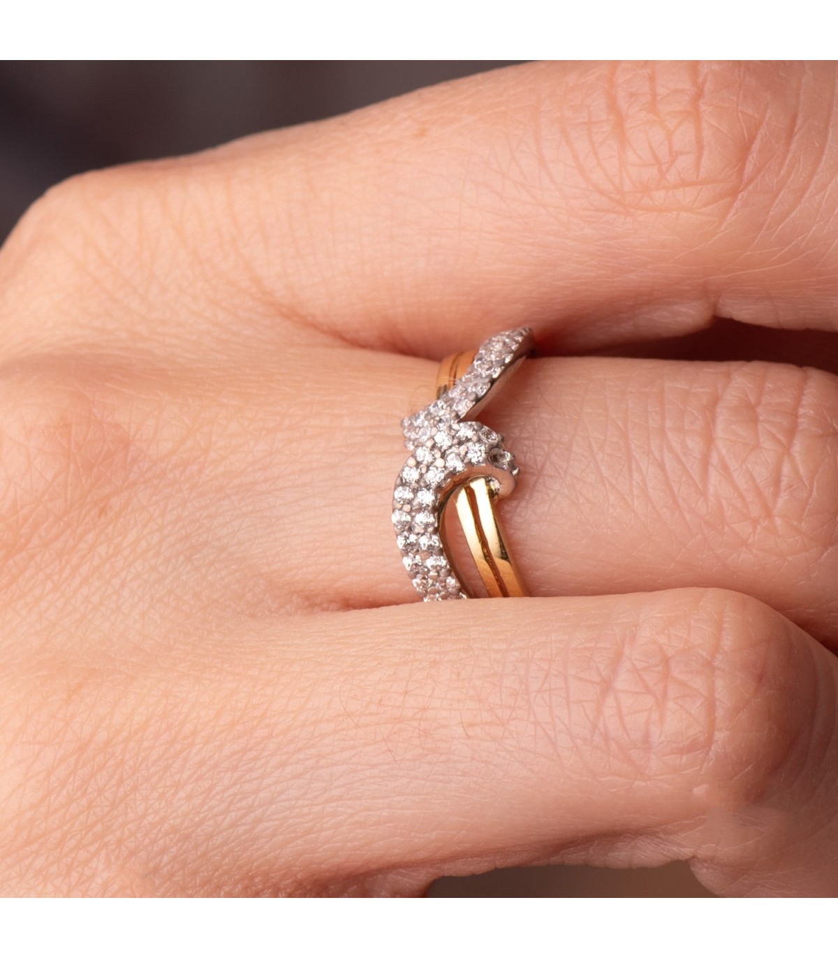 Anillo ancho para mujer de oro bicolor 18 kt, modelo Candas. Joyería online.