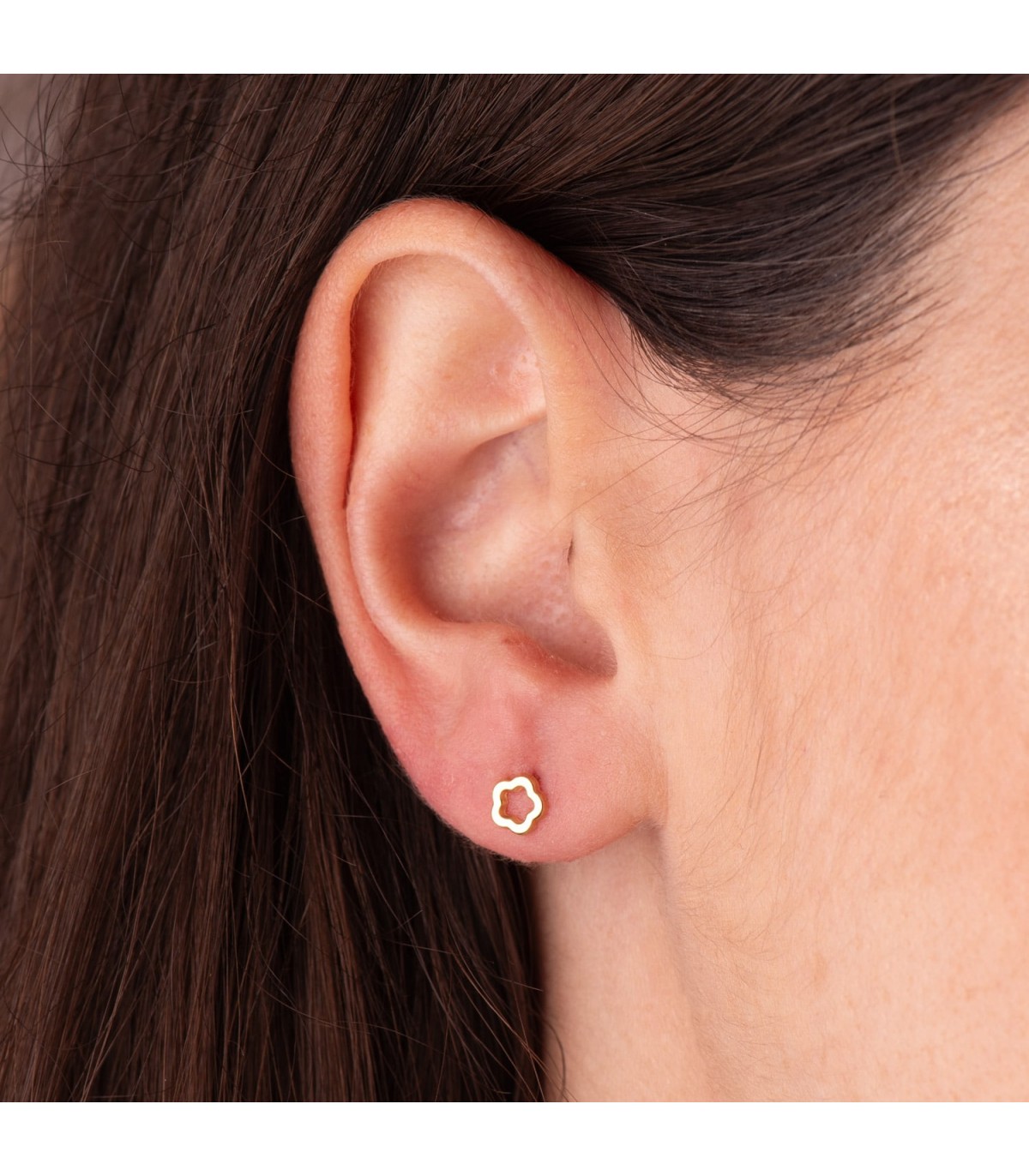 Pendientes Tiana de oro 18 K 5 mm. Diseño flores caladas con cierre de rosca / tuerca. Para recién nacida, bebé o niña.
