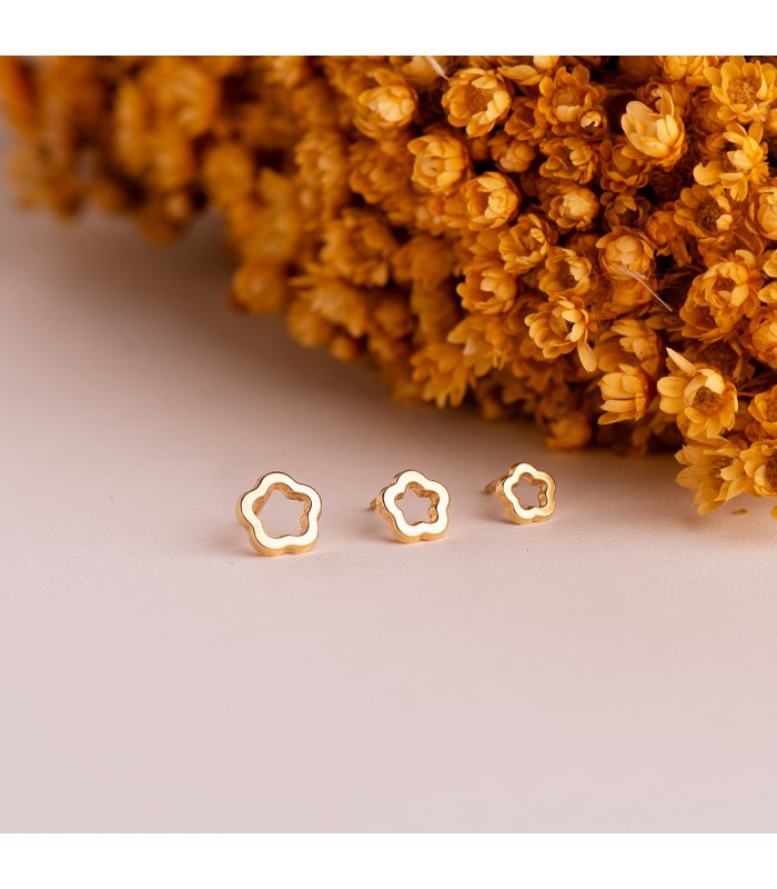 Pendientes Tiana de oro 18 K 5 mm. Diseño flores caladas con cierre de rosca / tuerca. Para recién nacida, bebé o niña.