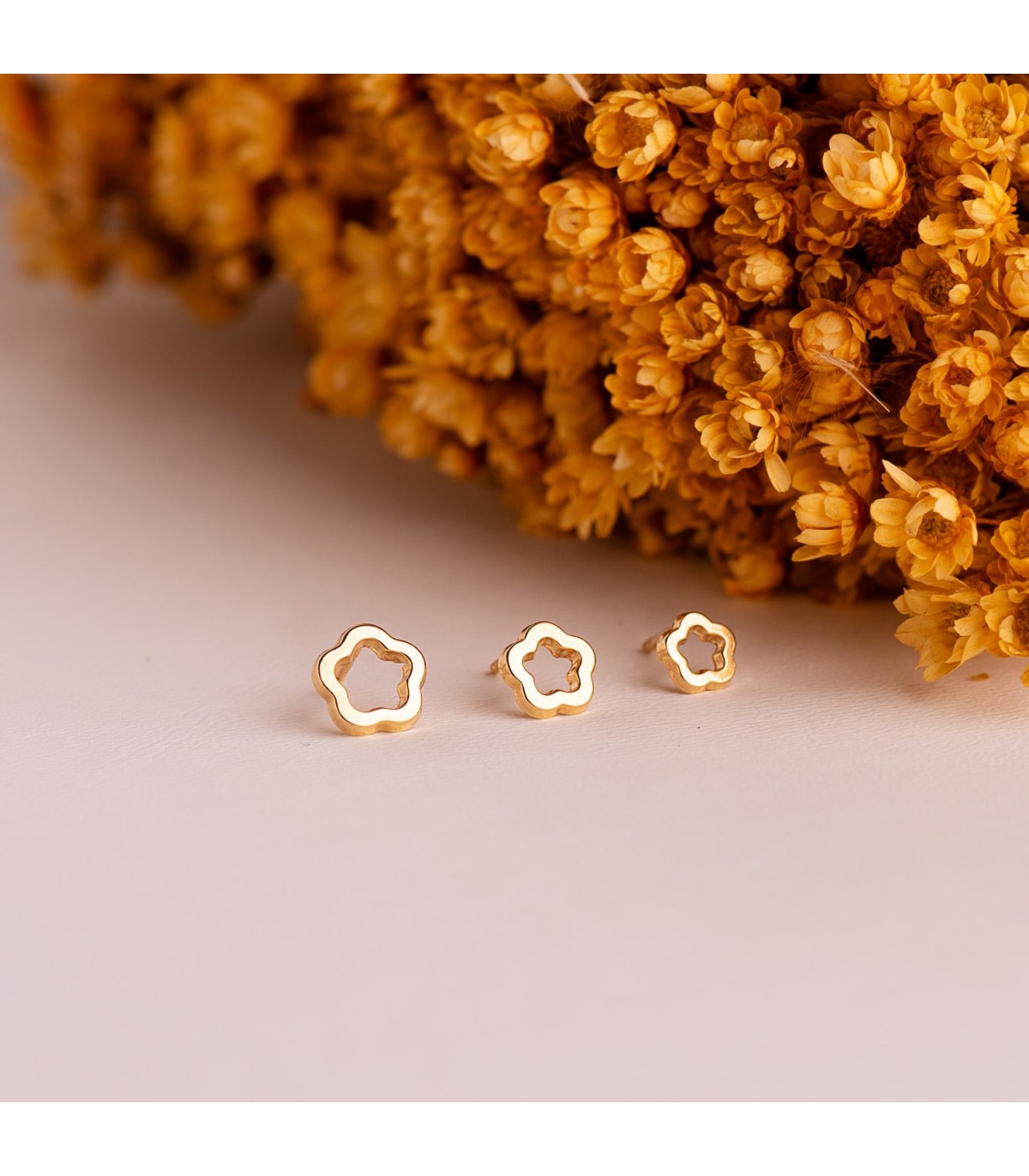 Pendientes Tiana de oro 18 K 5 mm. Diseño flores caladas con cierre de rosca / tuerca. Para mujer o niña.