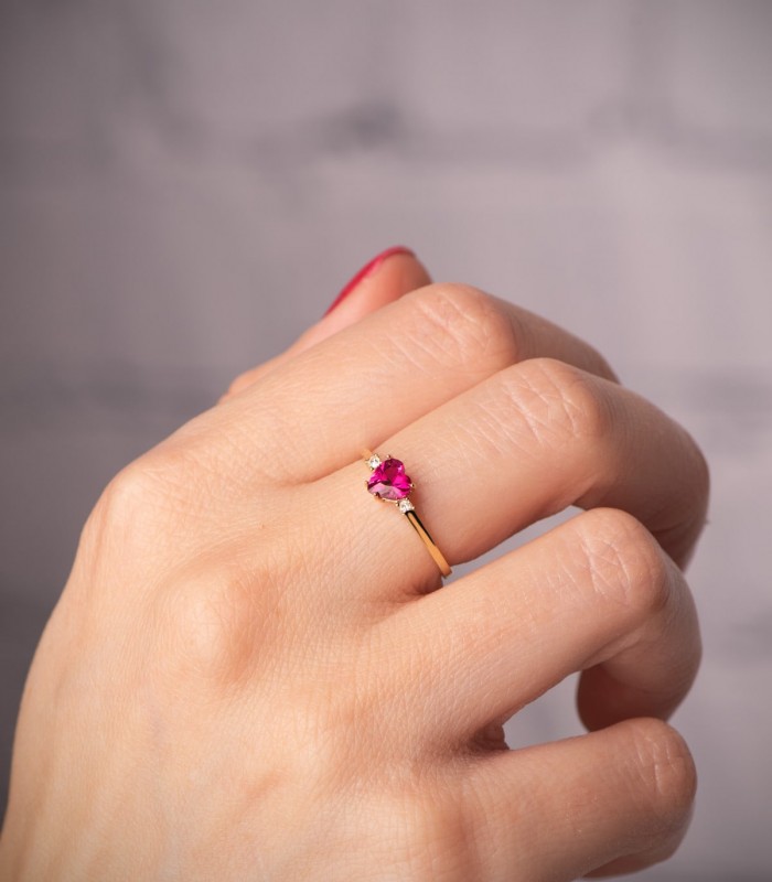 Anello Cuore Dafne Oro giallo 18 carati, pietra rossa, ideale promessa.