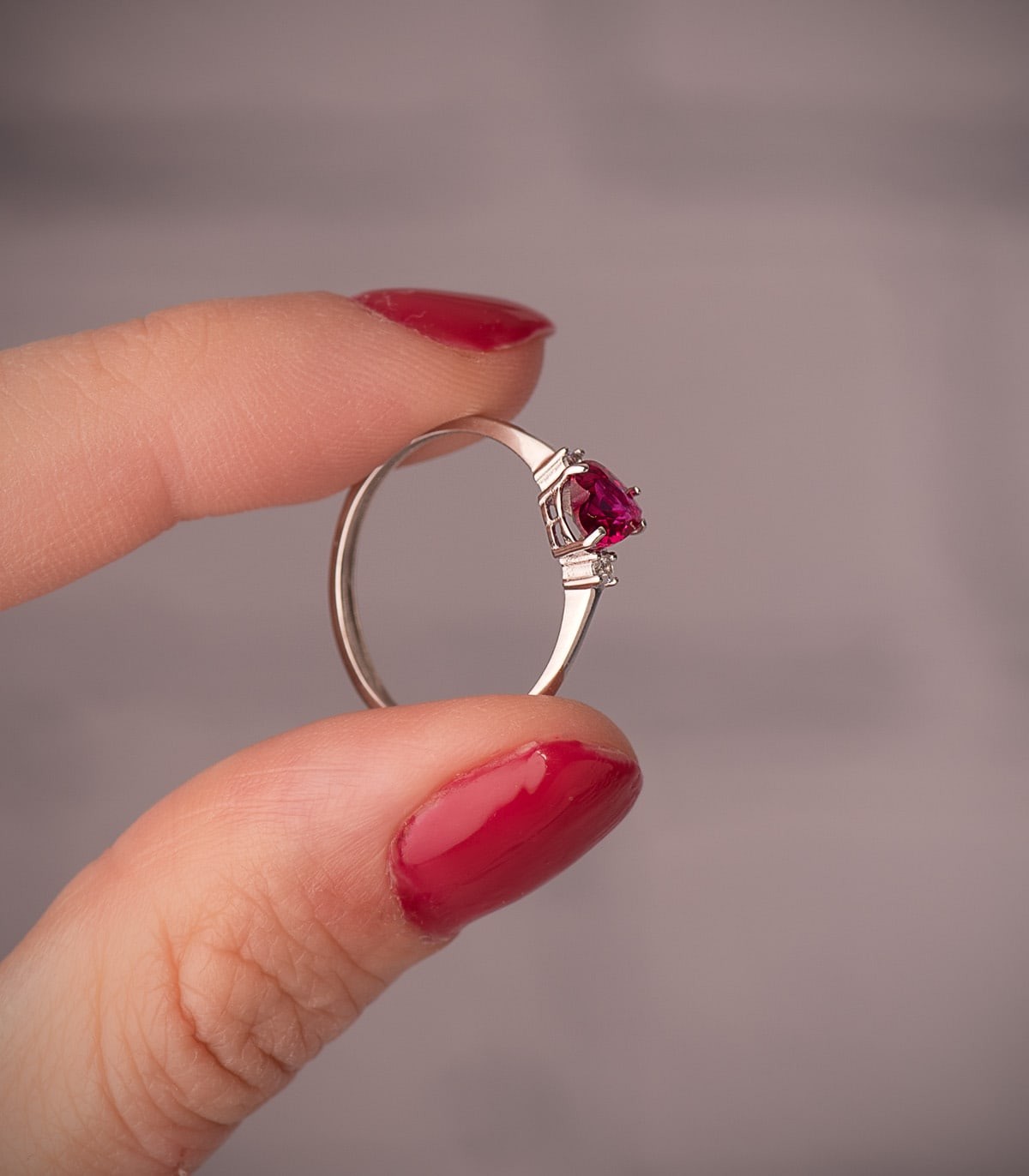 Anillos de oro blanco 18K con un corazón rojo, ideal como regalo de anillo promesa.
