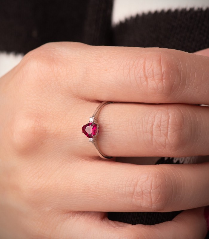 Anello di promessa Dafne in oro bianco 750, design raffinato a solitario pietra rossa forma di cuore.