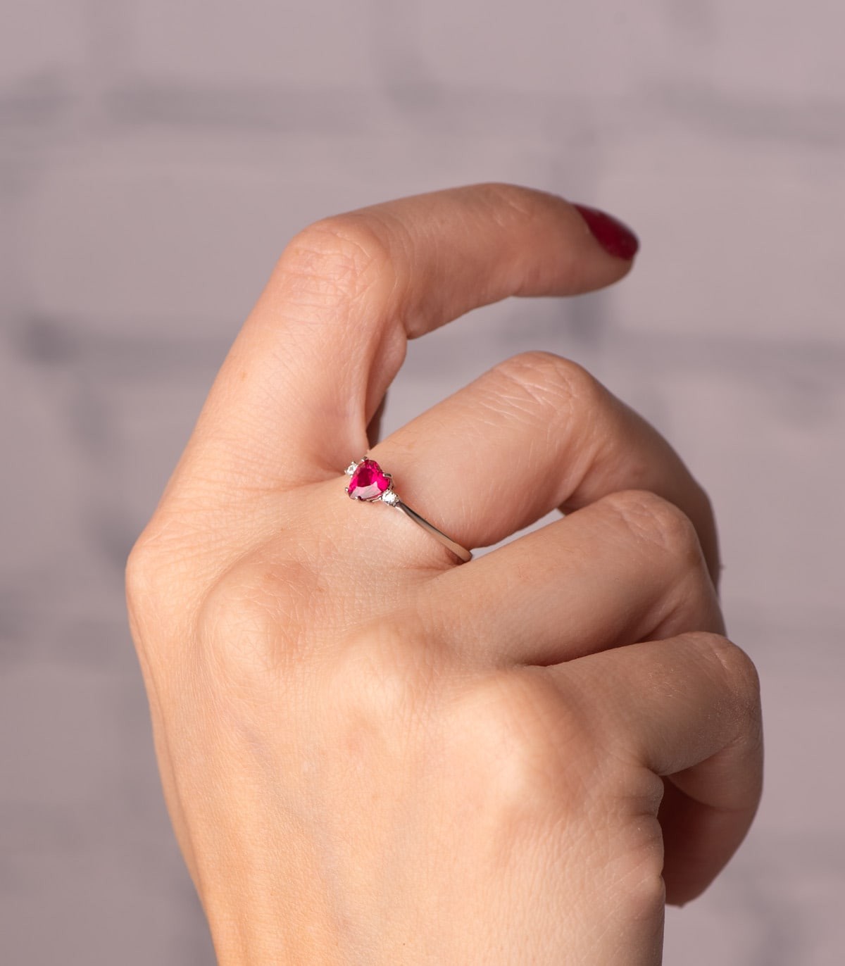 Anello da donna cuore con pietre, per promessa o regalo, collezione Dafne in oro bianco 750/1000.
