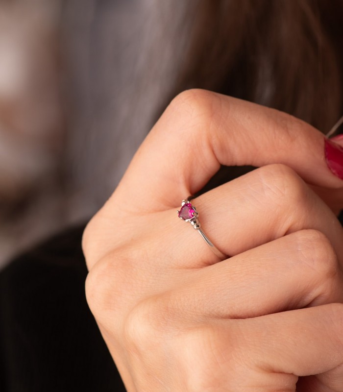 Bague de promesse or blanc Dafne 750/1000, design raffiné avec pierre cœur rouge.