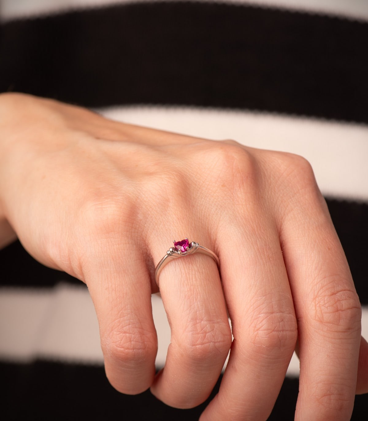 Bague de promesse or blanc Dafne 18 carats, design raffiné avec pierre rouge de cœur.