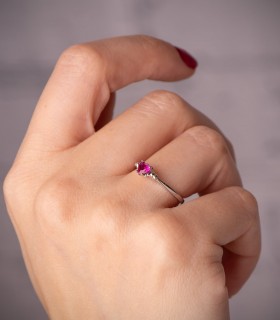 Anello donna con cuore rosso, modello Dafne Oro bianco 18 carati