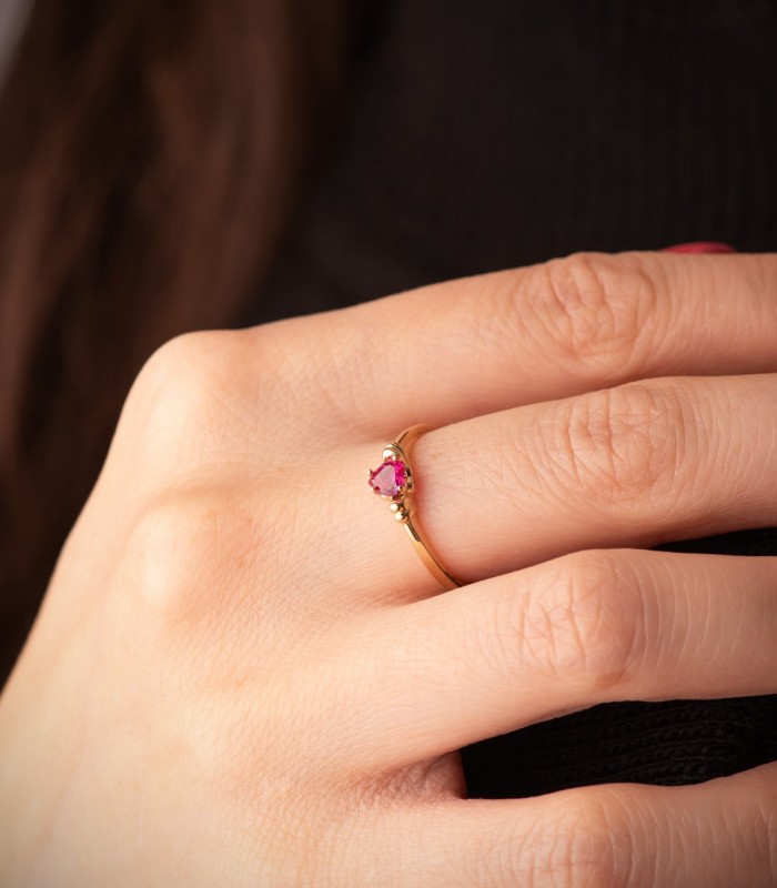 Élégante bague Dafne en or jaune 18K avec un cœur rouge, parfaite pour offrir Saint-Valentine.