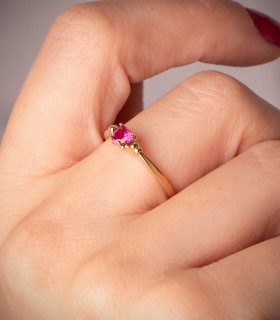 Anello fidanzamento con cuore da donna in oro giallo 18 carati, pietra rossa.
