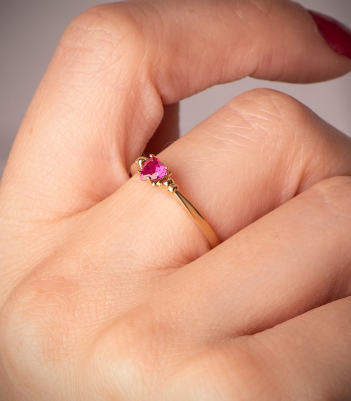 Anello fidanzamento con cuore da donna in oro giallo 18 carati, pietra rossa.