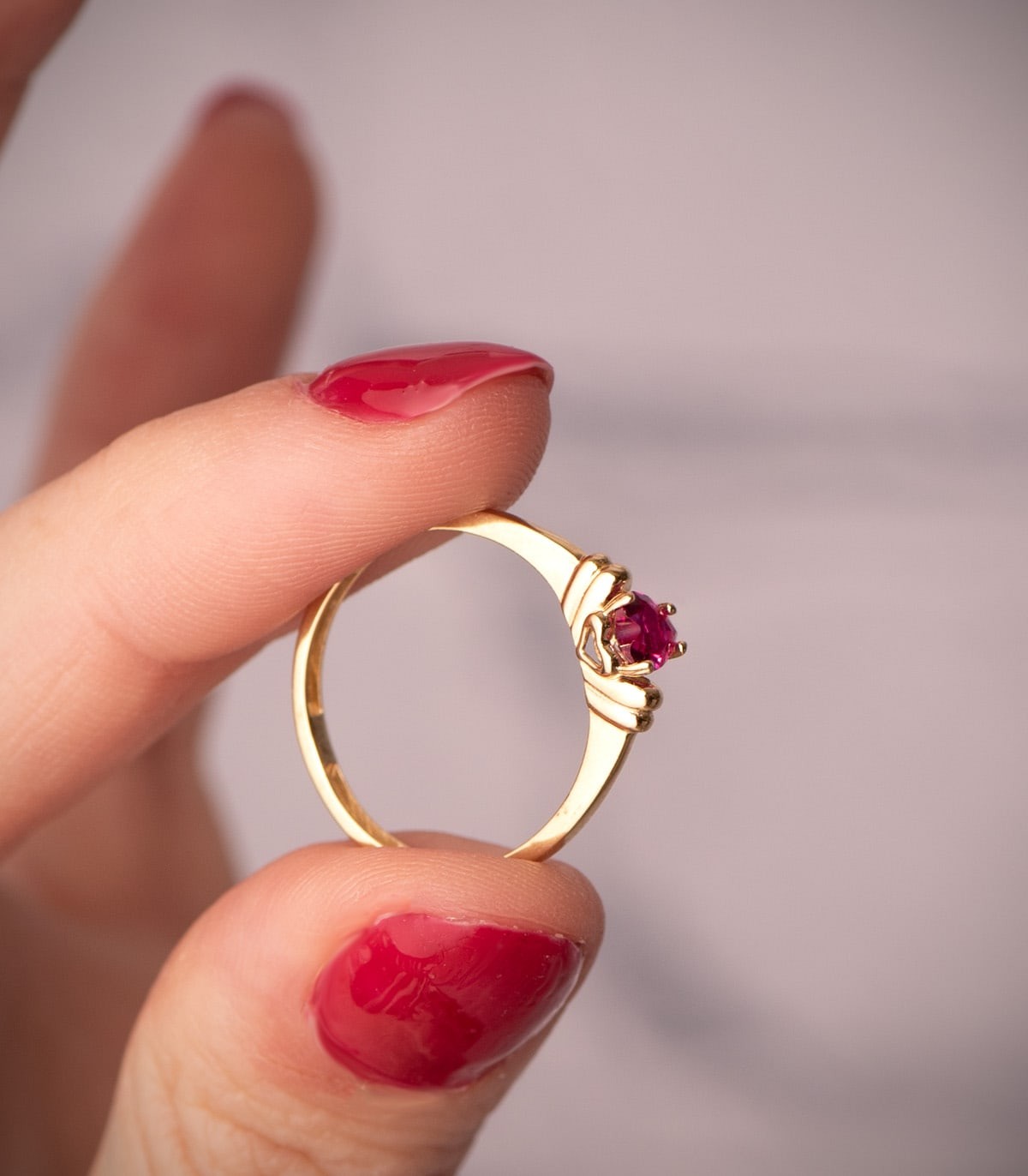 Anello donna Dafne Oro giallo 18 carati, pietra a cuore colore rosso, gioielli online