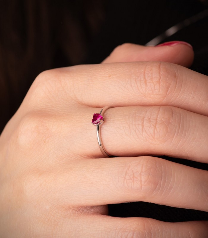 Bague de promesse Dafne en or 750/1000, design raffiné avec pierre cœur rouge.