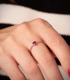 Anello donna con cuore rosso, modello Dafne Oro bianco 18 carati