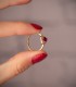 Bague promesse pour femme Dafne en or 750/1000, design des pierres cœurs rouges.