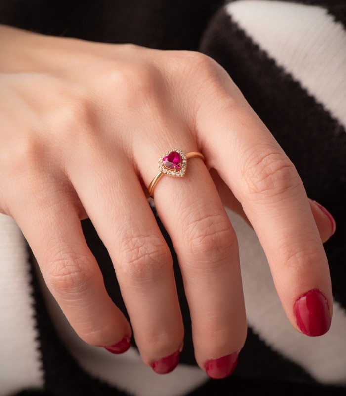 Bague femme élégante, design Dafne en or 18K et cœur rouge, parfaite pour offrir Saint-Valentine.