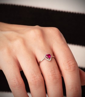 Anillo de oro mujer colección Dafne con piedra roja en forma de corazón, oro blanco 18k.