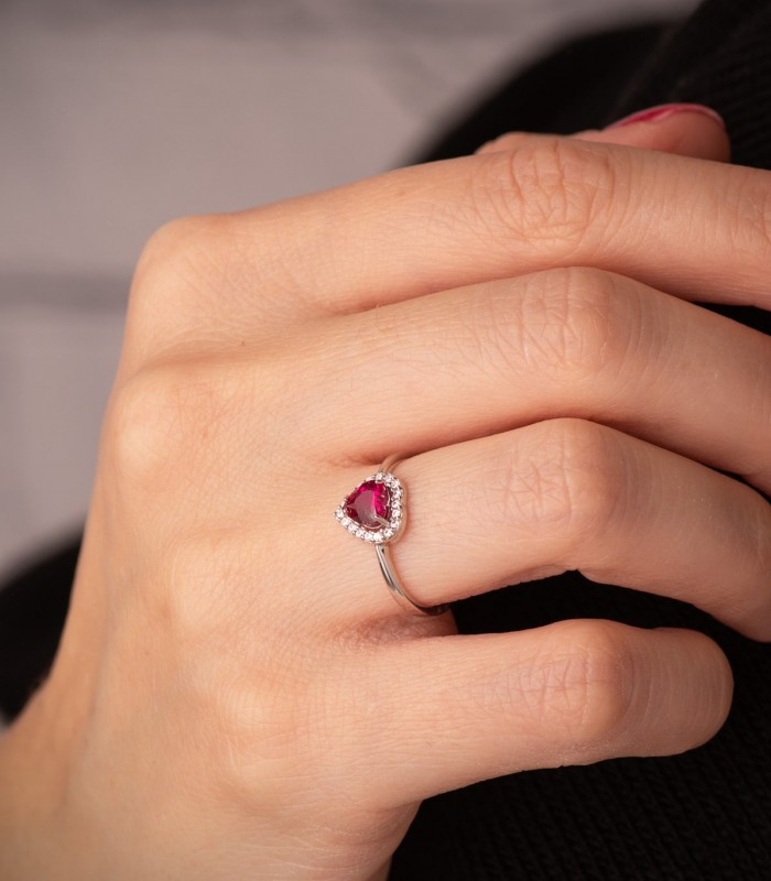 Anillos de oro 18K con un corazón rojo, ideal como regalo de anillo promesa o pedida.