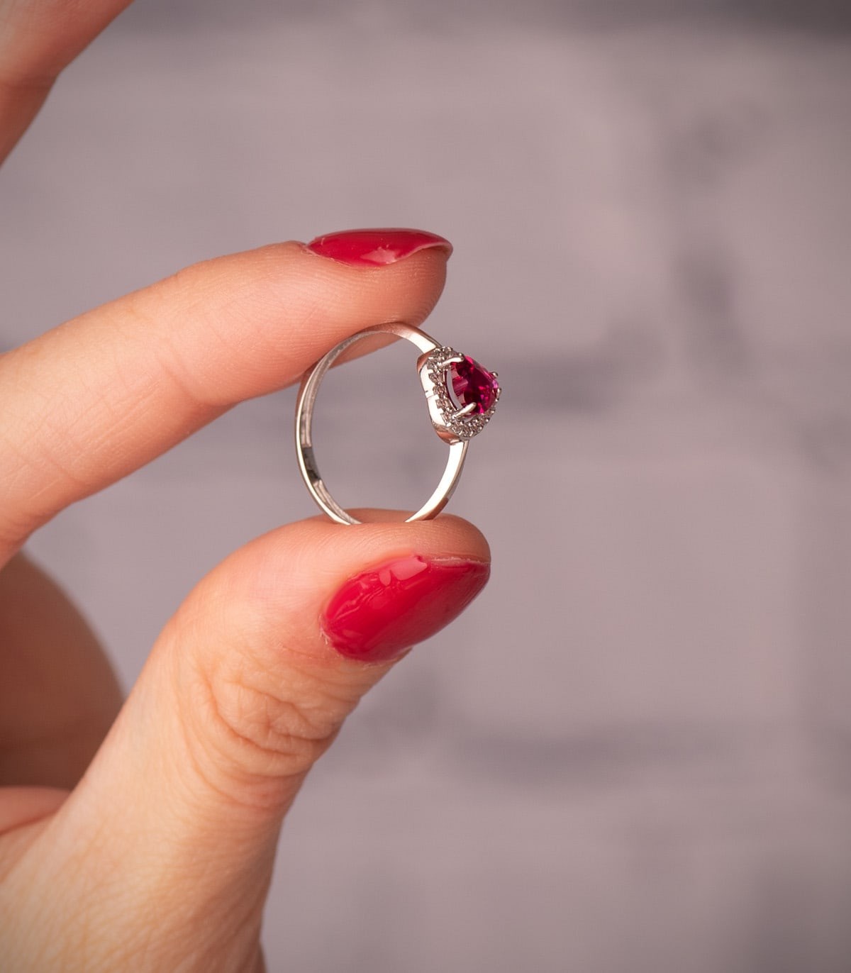 Bague rubis pierre rouge et zircones pour femme or blanc 18 carats Dafne, forme cœur