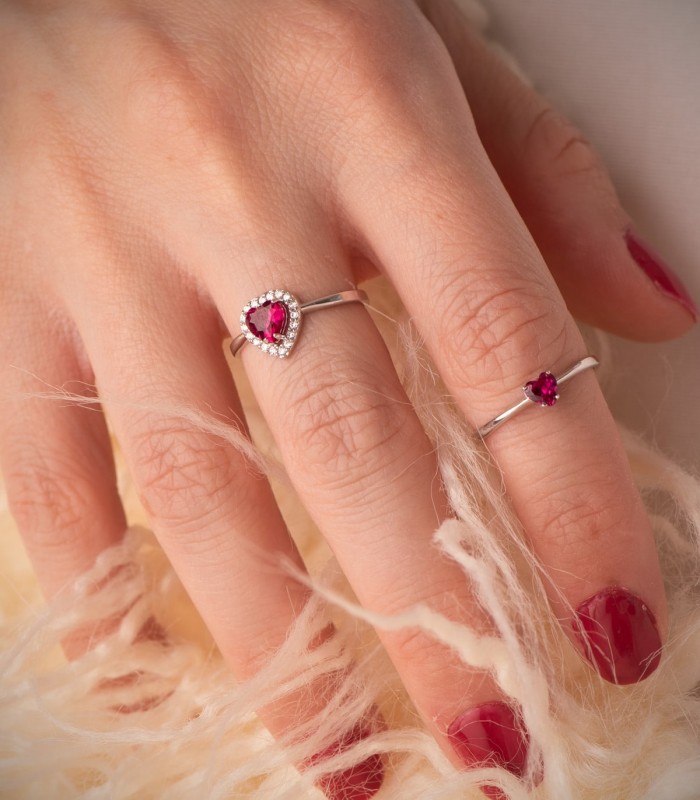 Anillos oro mujer colección Dafne con piedra roja color rubí, ideal pedida o san valentin.