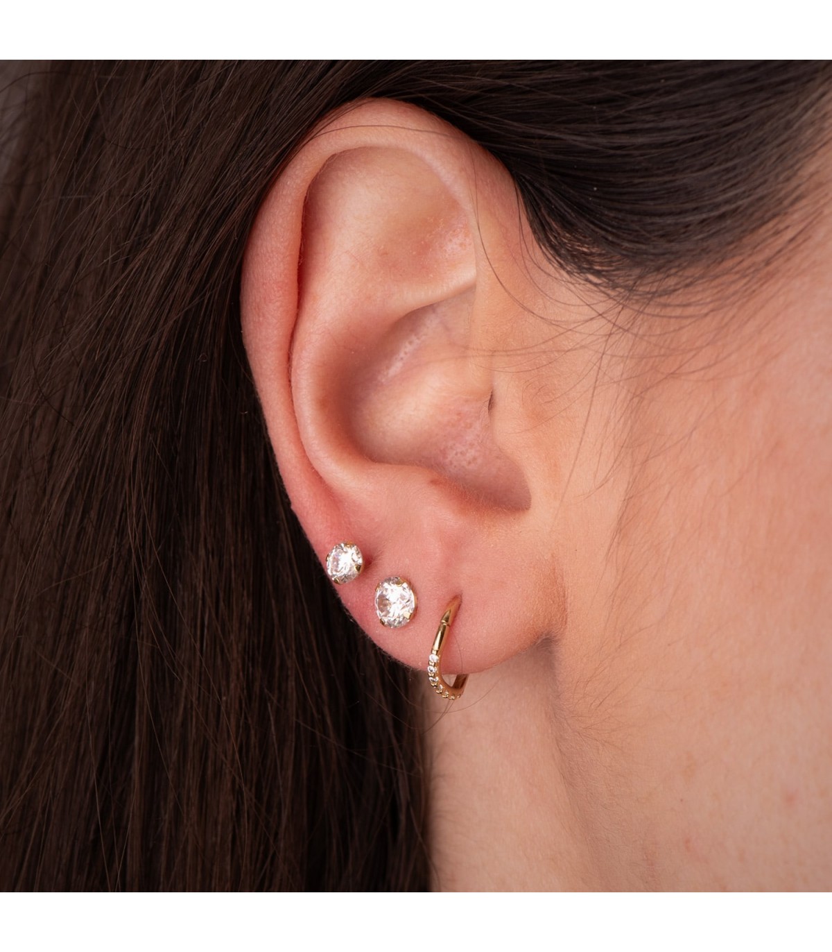 Pendientes de aro para mujer. Modelo Nia oro 18 kilates 10mm Circonitas. Piercings en las orejas.