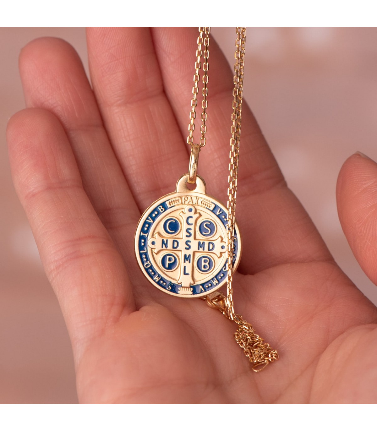 Pendentif Croix de Saint-Benoît avec émail bleu en or 18 carats.