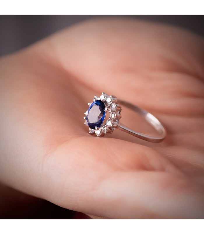 Anillo Eowyn con zafiro y diamantes. Sortija de mujer en oro blanco. Comprar anillo de pedida.