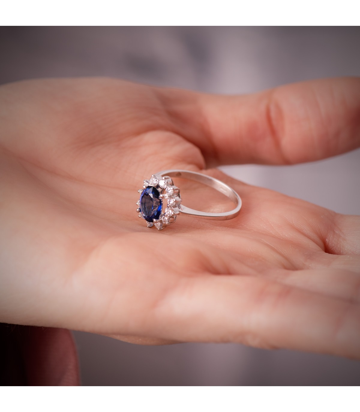 Solitaire avec Saphir et Diamants. Bague pour femme en or blanc. Achetez bijoux en ligne.