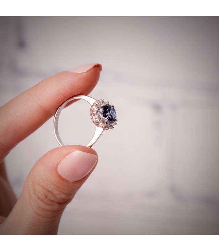 Bague solitaire modèle Eowyn Saphir et Diamants. Bague de fiançailles en or blanc.